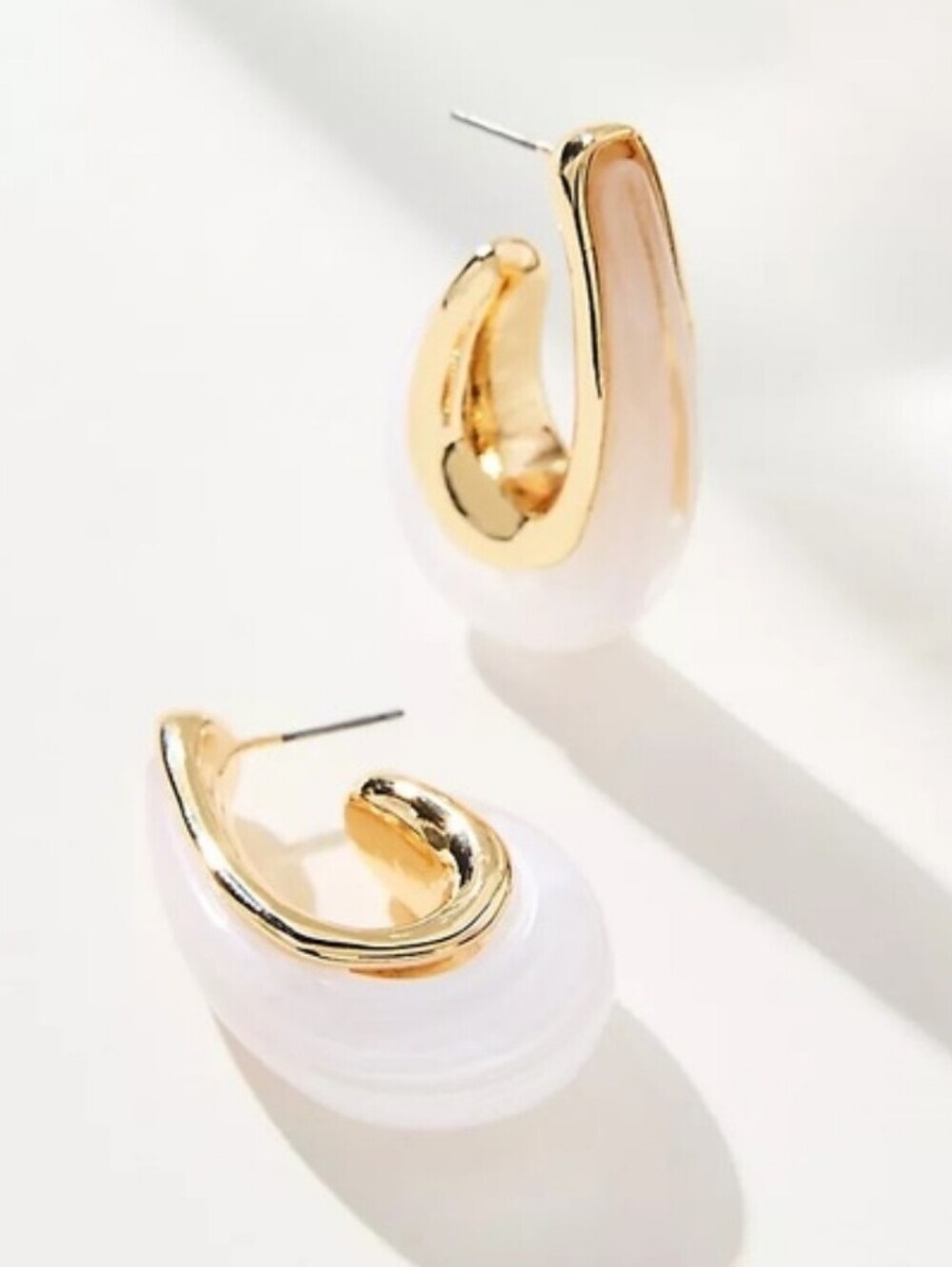 New! White Resin & Gold Geometric Hoop Earrings • (2010a) NWOT